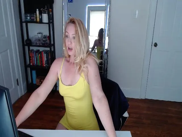Live sex webcam photo for TheFuckFairy #273887637