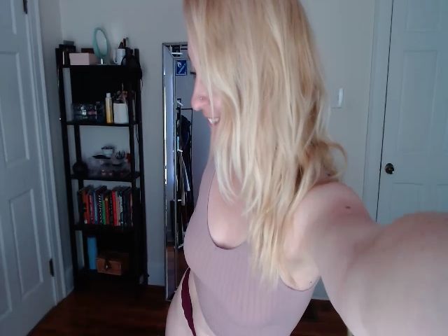 Live sex webcam photo for TheFuckFairy #273957968