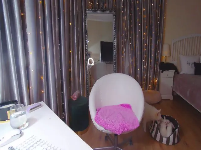 Live sex webcam photo for TotalBella #273192697