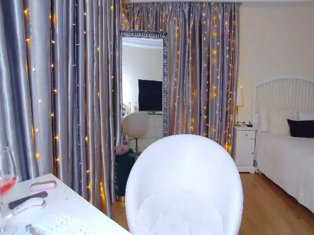 Live sex webcam photo for TotalBella #273385558