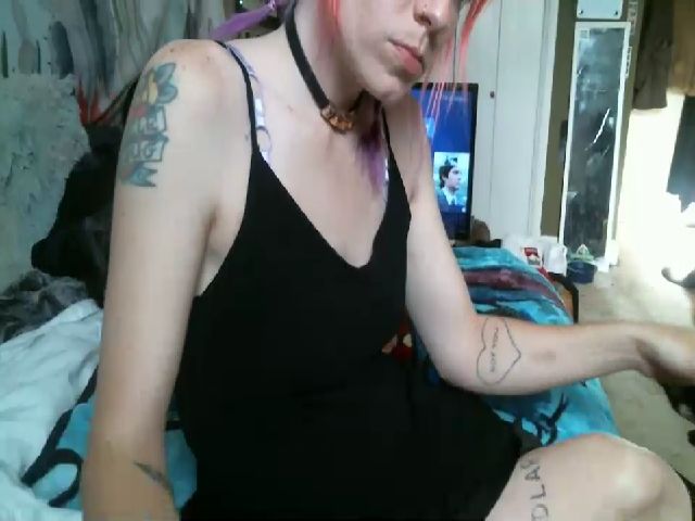 Live sex webcam photo for TrashQueen420 #272814802