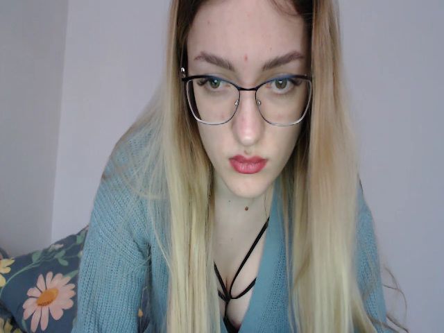 Live sex webcam photo for True_Queen #272735118