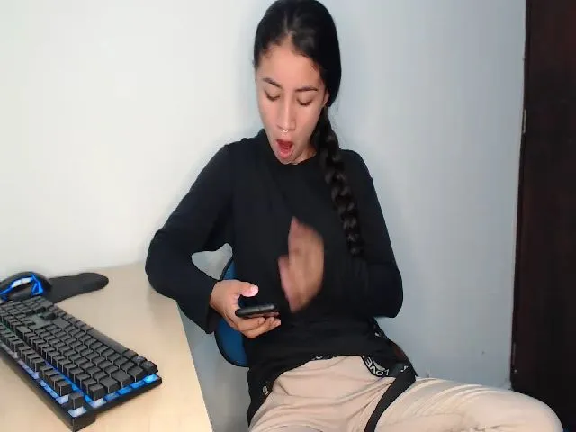 Live sex webcam photo for Valentina05 #272481395