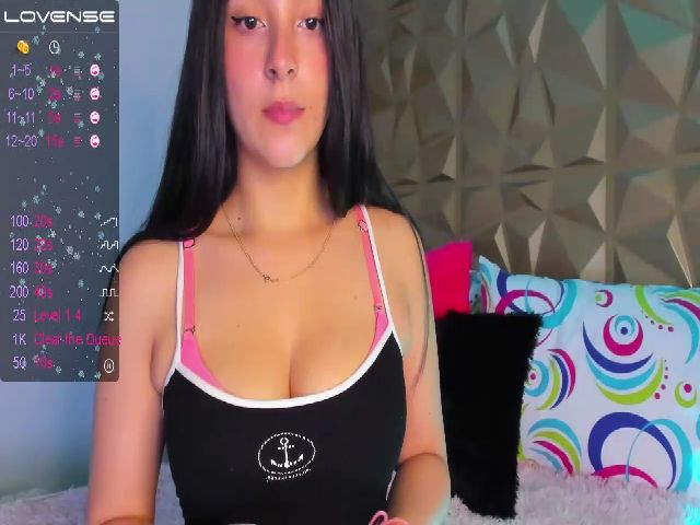 Live sex webcam photo for Vallerielong #272003279