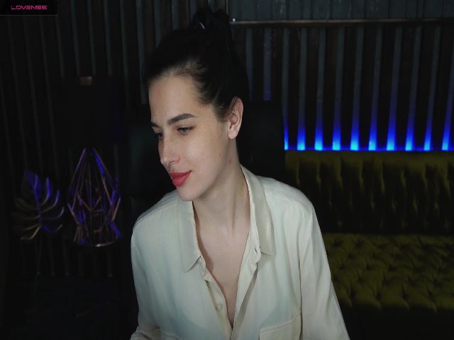 Live sex webcam photo for VeronikaLovee #273100015