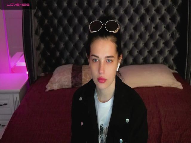 Live sex webcam photo for VeronikaLovee #273126234