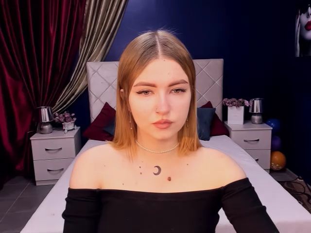 Live sex webcam photo for ViolaRose #271685204