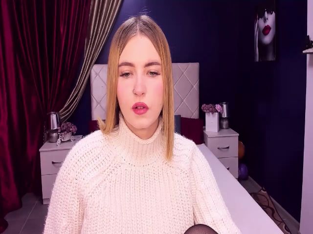 Live sex webcam photo for ViolaRose #271995766