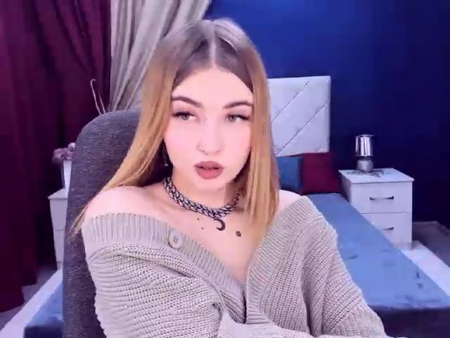 Live sex webcam photo for ViolaRose #272231554