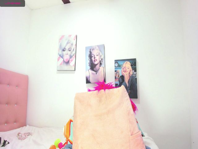 Live sex webcam photo for Violeta_9910 #272900302