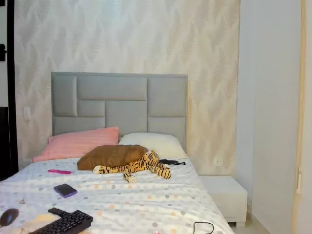 Live sex webcam photo for Violeth_96_ #275360887