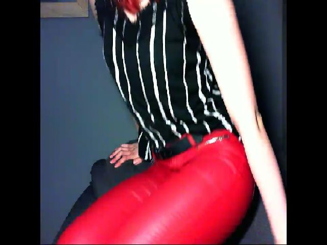 Live sex webcam photo for VirginLuna18 #272922059