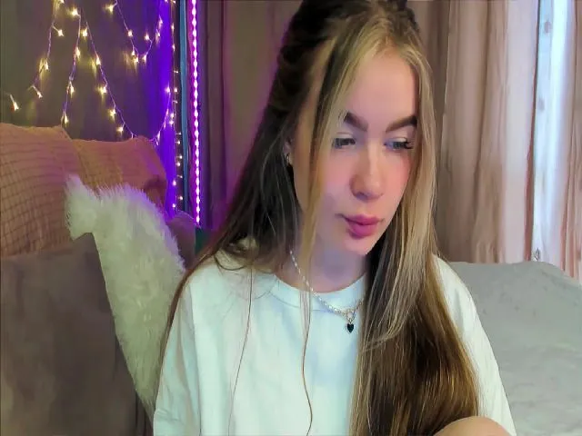 Live sex webcam photo for VirtualGirl_ #274539788