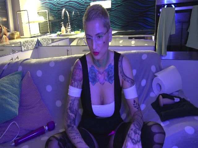 Live sex webcam photo for VivianMoorey #273349491