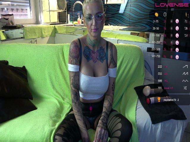 Live sex webcam photo for VivianMoorey #274087711