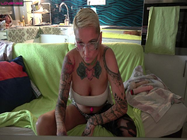 Live sex webcam photo for VivianMoorey #274169249
