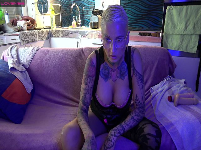 Live sex webcam photo for VivianMoorey #274201535