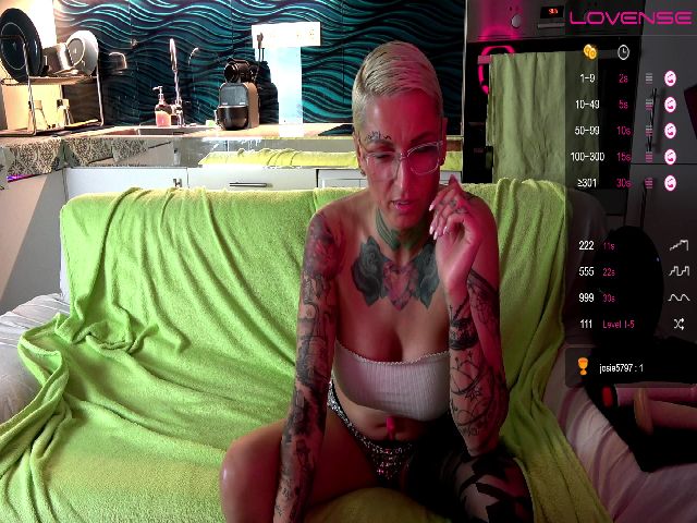 Live sex webcam photo for VivianMoorey #274322970