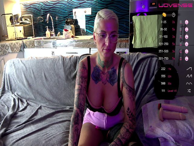 Live sex webcam photo for VivianMoorey #274566394