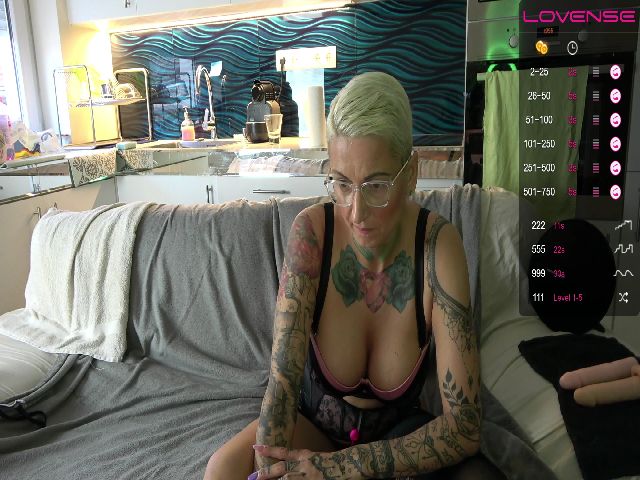 Live sex webcam photo for VivianMoorey #274600003