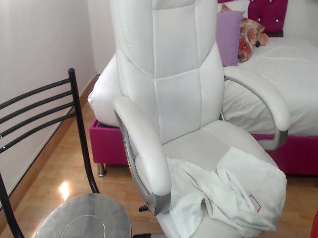 Live sex webcam photo for Wet_milf_ #287893695