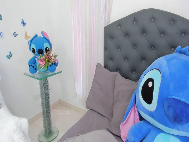 Live sex webcam photo for WhitneyR #272240894