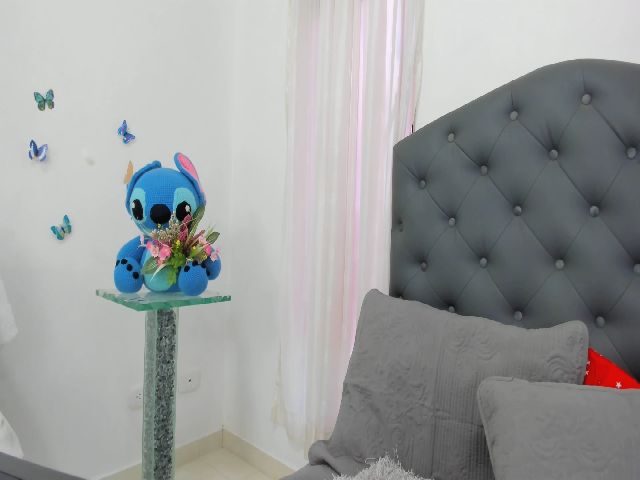 Live sex webcam photo for WhitneyR #272376713