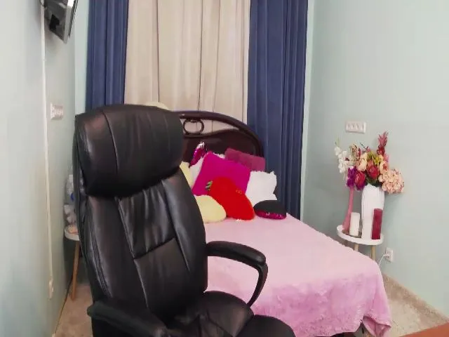 Live sex webcam photo for XRoxxxy #272040662