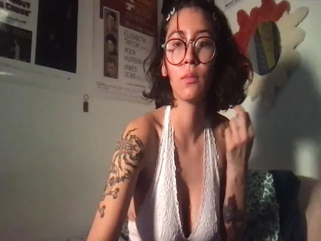 Live sex webcam photo for YOURDREAMGF #272581332