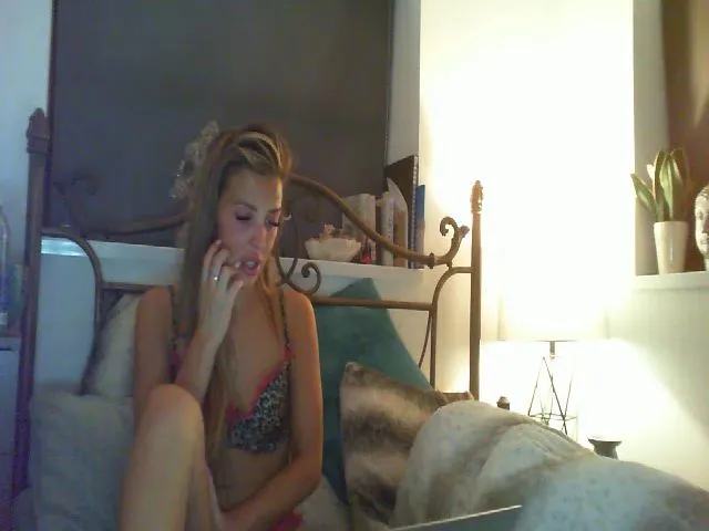 Live sex webcam photo for YoungSlutx #271809682