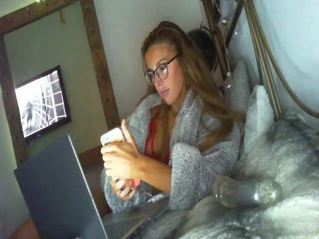 Live sex webcam photo for YoungSlutx #272366341