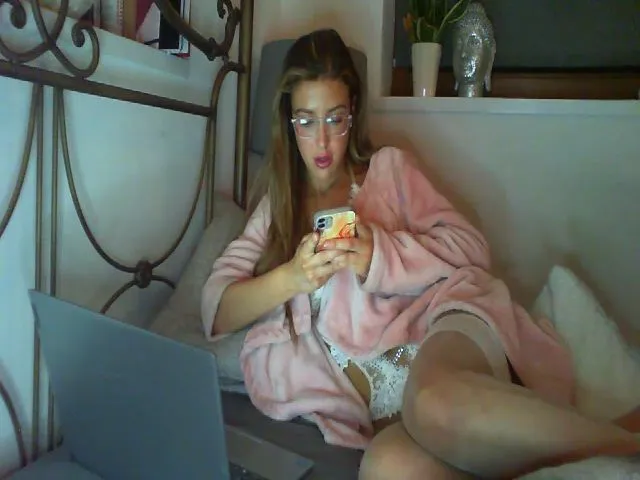 Live sex webcam photo for YoungSlutx #272547568