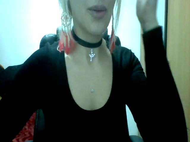 Live sex webcam photo for YourHeroin #271735262