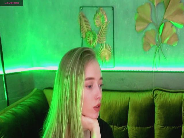 Live sex webcam photo for Zlatovlaska_a #272254314