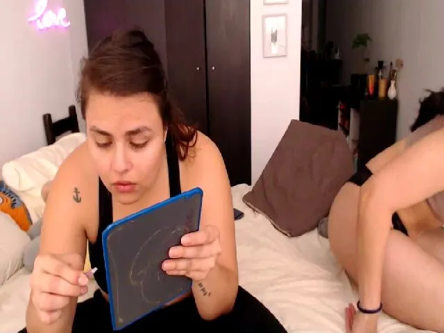 Live sex webcam photo for ZoeMelissa #272362774