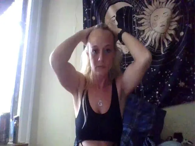 Live sex webcam photo for candierose1 #273549916