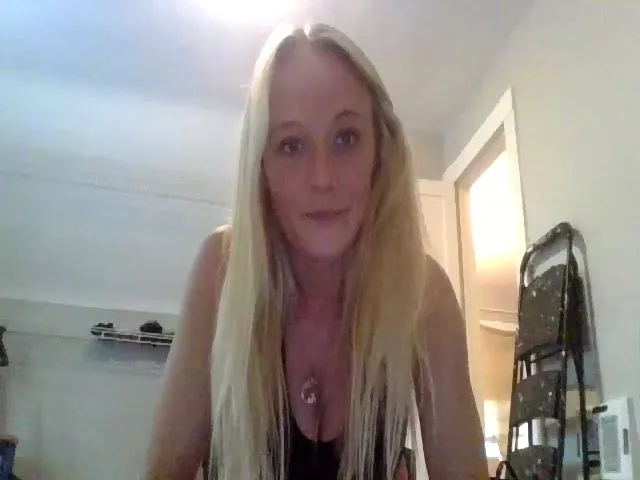 Live sex webcam photo for candierose1 #273602831