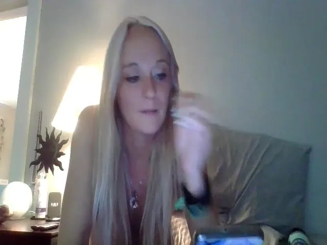 Live sex webcam photo for candierose1 #273692102
