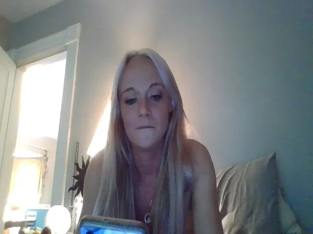 Live sex webcam photo for candierose1 #273692300