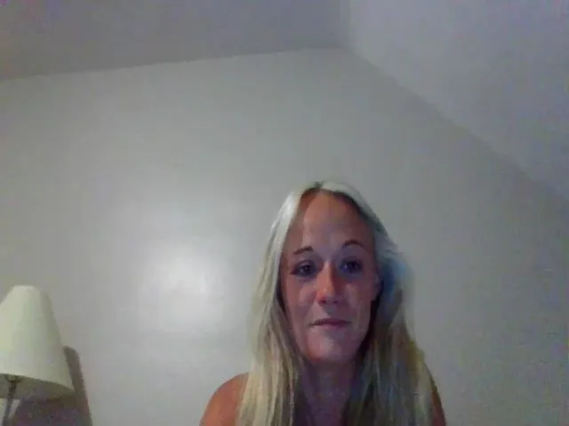 Live sex webcam photo for candierose1 #273887209