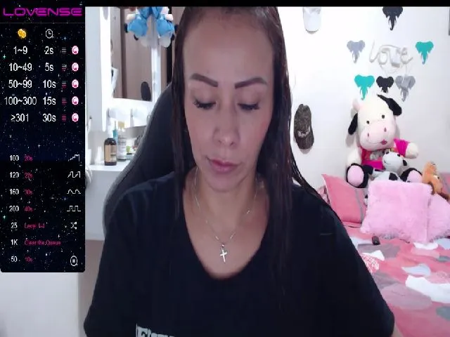 Live sex webcam photo for emily40_ #272527019