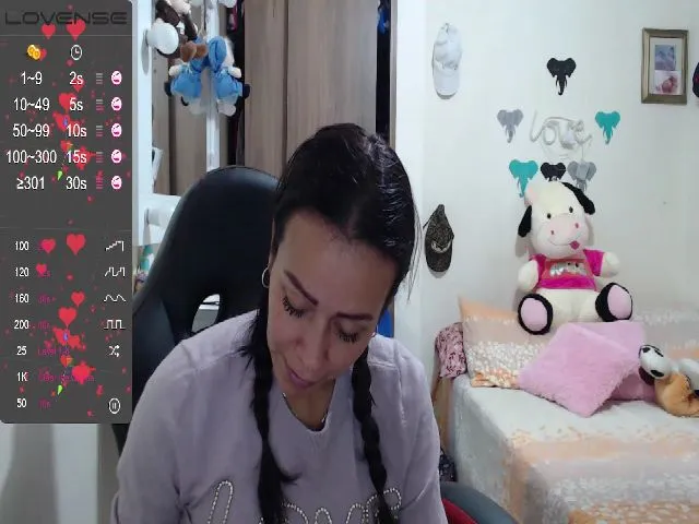 Live sex webcam photo for emily40_ #272711878