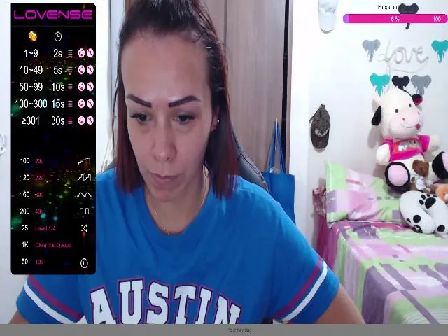 Live sex webcam photo for emily40_ #272907944