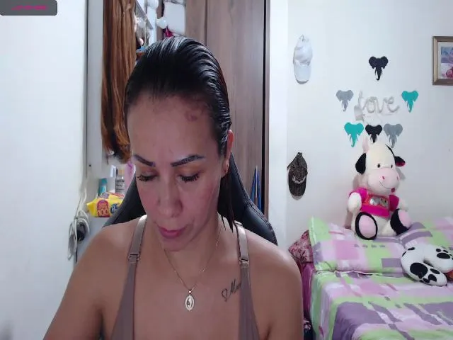 Live sex webcam photo for emily40_ #272930763