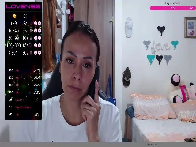 Live sex webcam photo for emily40_ #272969557