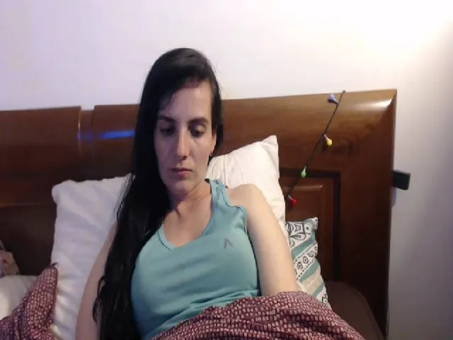 Live sex webcam photo for isabellazee2 #272002063