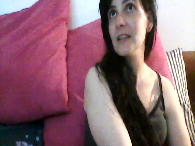 Live sex webcam photo for isabellazee2 #272975217