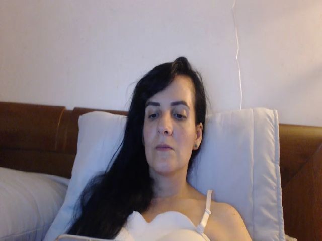 Live sex webcam photo for isabellazee2 #273770896