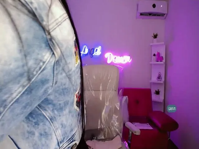 Live sex webcam photo for lexiie_grey #271695985