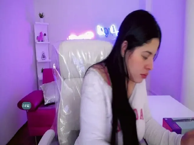 Live sex webcam photo for lexiie_grey #271840321